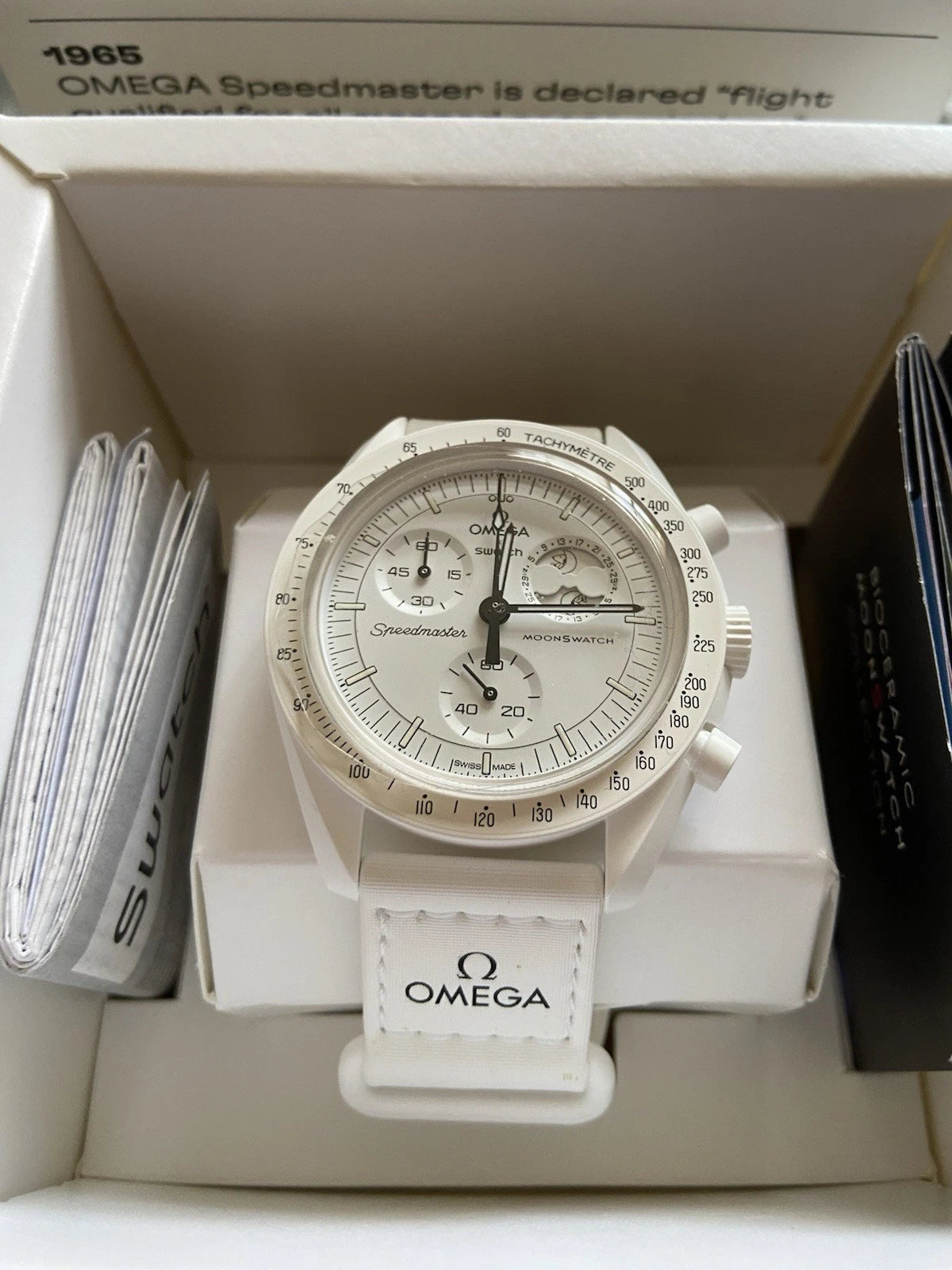 MOONSWATCH MISSION TO MOONPHASE SNOOPY - SWATCH X OMEGA BIOCERAMIC