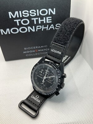 MOONSWATCH MISSION TO MOONPHASE SNOOPY - SWATCH X OMEGA BIOCERAMIC